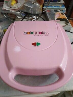 Babycakes cupcake & pie maker, like new